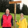 Klaus Hauert, jahrzehntelanger Motor der Hochtouristen Kandern, und Vorsitzende Lissi Geling bei der Enthüllung des Straßenschilds „Klaus Hauert-Weg“ in Strick, einem Ortsteil von Rickenbach.